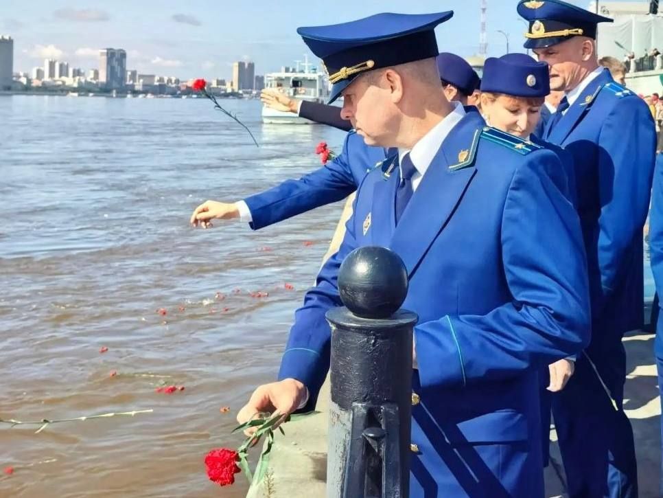 В День воинской славы: работники и ветераны прокуратуры Амурской области почтили память героев В День воинской славы: работники и ветераны прокуратуры Амурской области почтили память героев