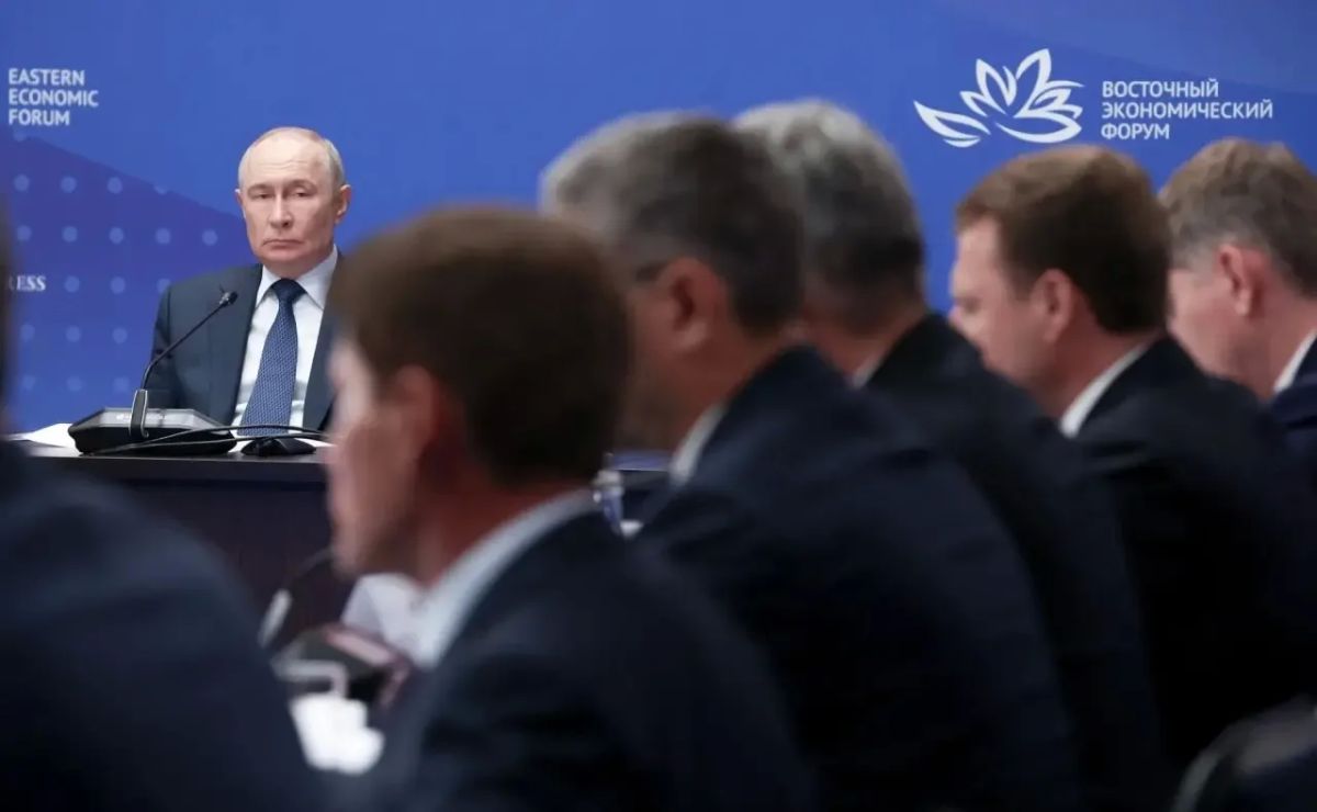 Василий Орлов: Президент России Владимир Владимирович Путин провел совещании по развитию дальневосточных и арктических регионов в рамках ВЭФ Василий Орлов: Президент России Владимир Владимирович Путин провел совещании по развитию дальневосточных и арктических регионов в рамках ВЭФ