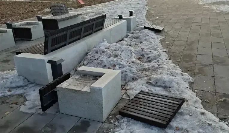 Извинился и возместил ущерб: как наказали благовещенца, сломавшего скамейки возле «Трибуны Холл» Извинился и возместил ущерб: как наказали благовещенца, сломавшего скамейки возле «Трибуны Холл»