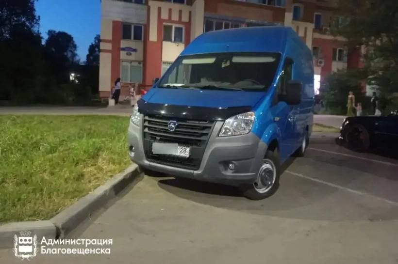 За лето благовещенцы заплатили больше миллиона рублей за парковки на газонах и другие нарушения