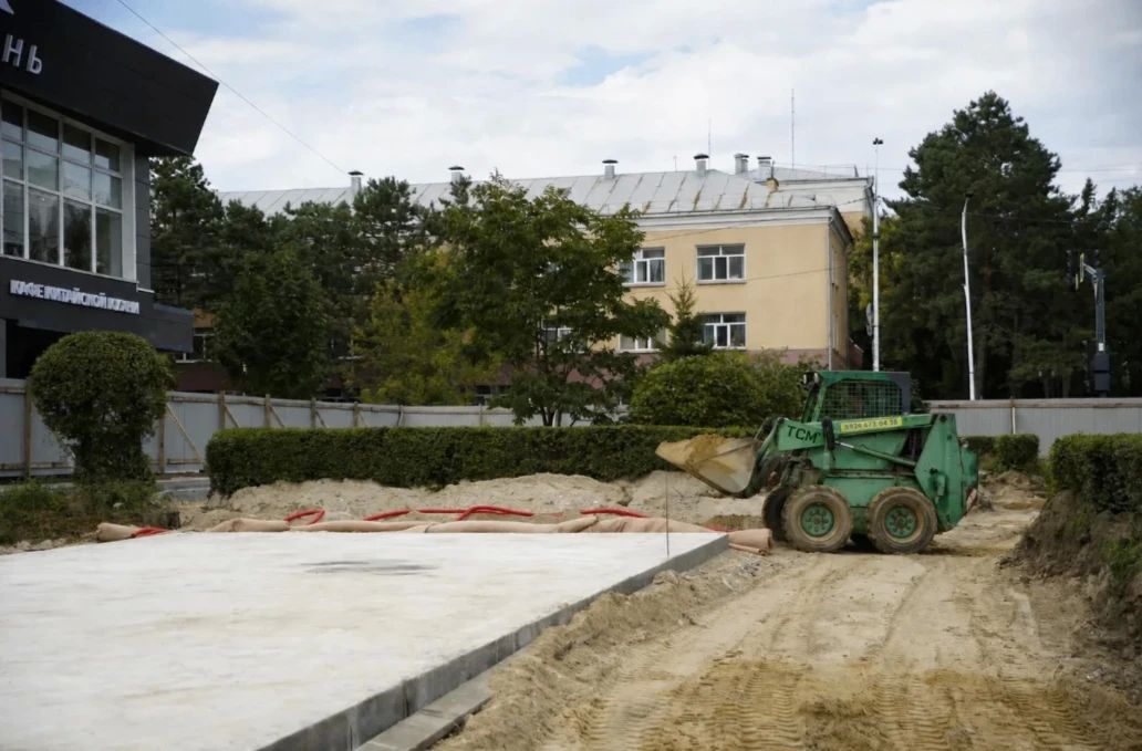 В Благовещенске активно благоустраивается цветущий сквер В Благовещенске активно благоустраивается цветущий сквер