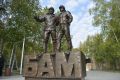 В Тынде на Арбате открыли бронзовый мемориал, посвященный легендарным бригадирам БАМа Александру Бондарю и Ивану Варшавскому
