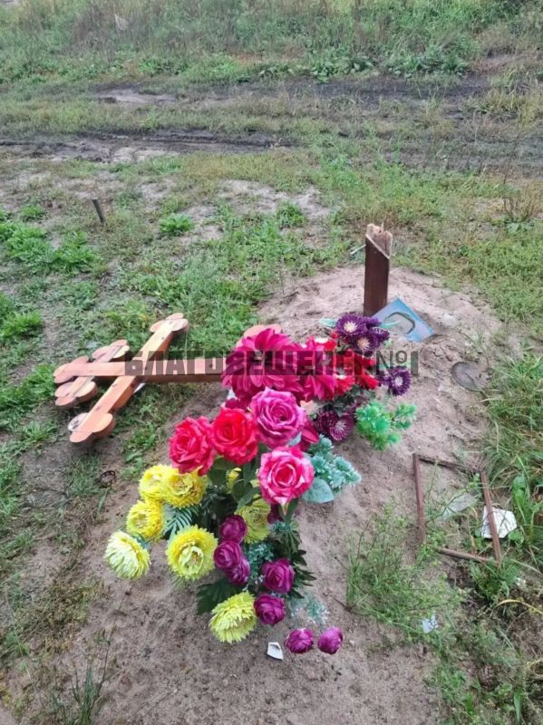Неизвестные на мотоцикле разгромили надгробия в селе Волково (ФОТО) Неизвестные на мотоцикле разгромили надгробия в селе Волково (ФОТО)