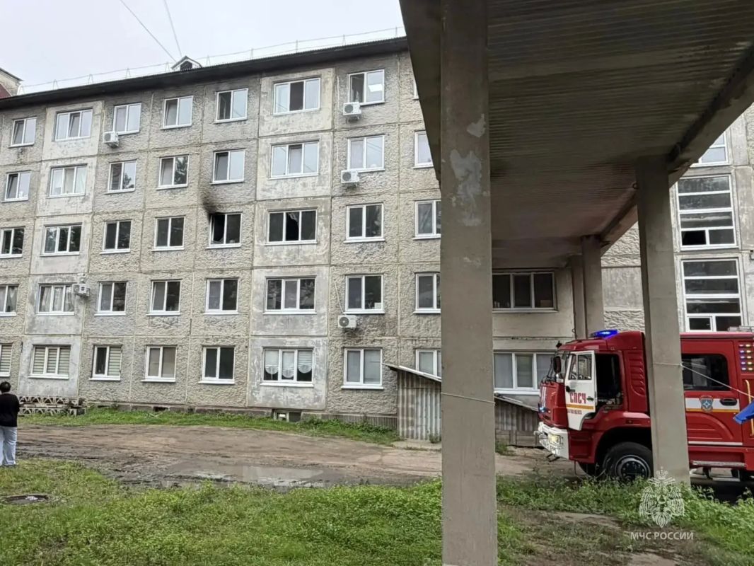 Из горящей гостиницы в Благовещенске эвакуировали 10 человек (ФОТО) Из горящей гостиницы в Благовещенске эвакуировали 10 человек (ФОТО)