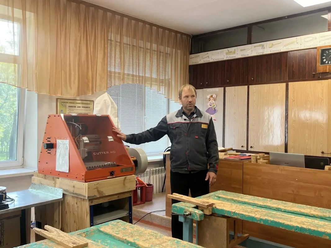 Особое внимание — детям с особенностями здоровья: Светлана Яковлева проверила условия в школе-интернате, где учат детей с нарушением слуха Особое внимание — детям с особенностями здоровья: Светлана Яковлева проверила условия в школе-интернате, где учат детей с нарушением слуха
