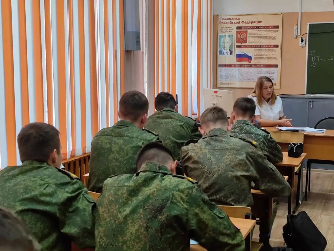 Связь поколений и правовая грамотность: ветеран следствия провела занятие для учащихся профильного кадетского класса Связь поколений и правовая грамотность: ветеран следствия провела занятие для учащихся профильного кадетского класса
