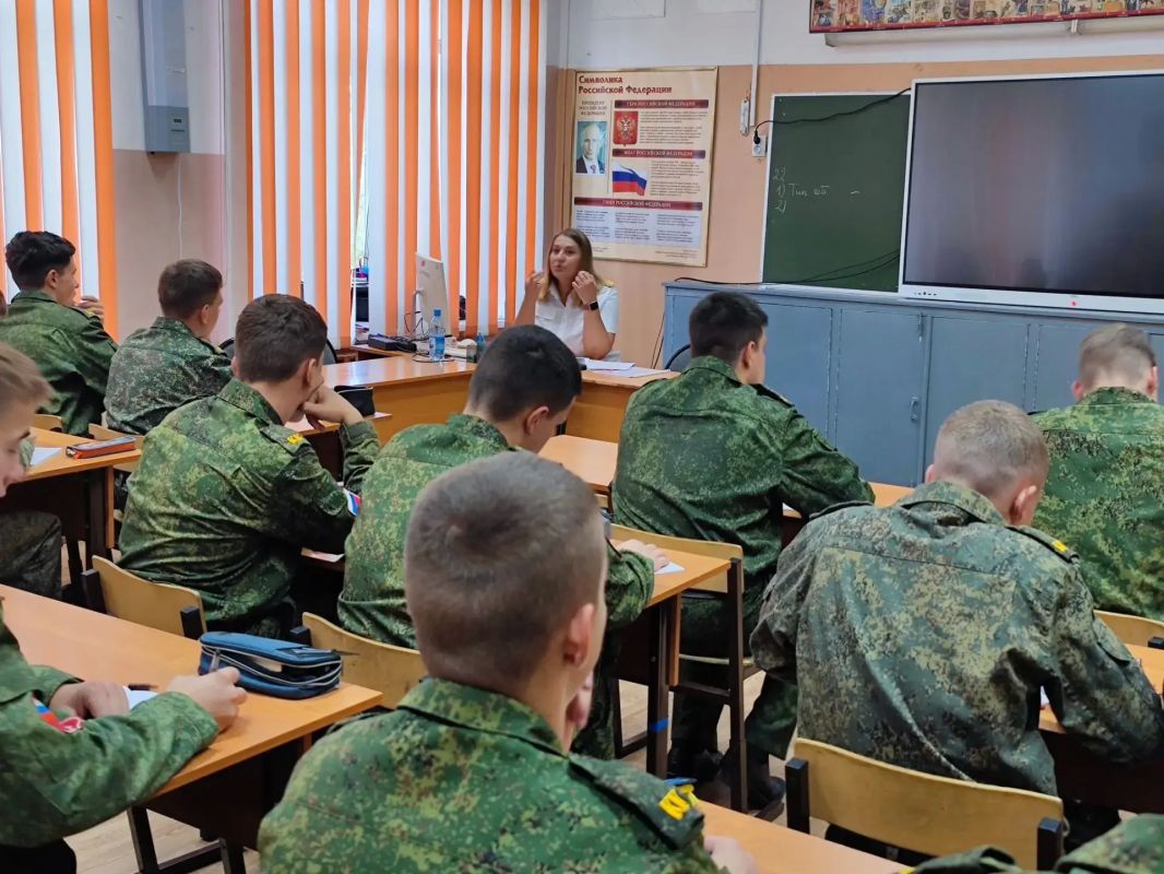Связь поколений и правовая грамотность: ветеран следствия провела занятие для учащихся профильного кадетского класса Связь поколений и правовая грамотность: ветеран следствия провела занятие для учащихся профильного кадетского класса