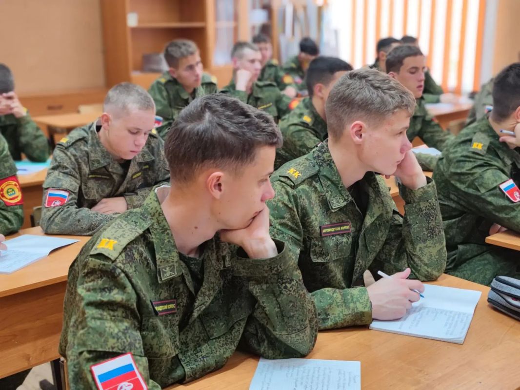 Связь поколений и правовая грамотность: ветеран следствия провела занятие для учащихся профильного кадетского класса Связь поколений и правовая грамотность: ветеран следствия провела занятие для учащихся профильного кадетского класса