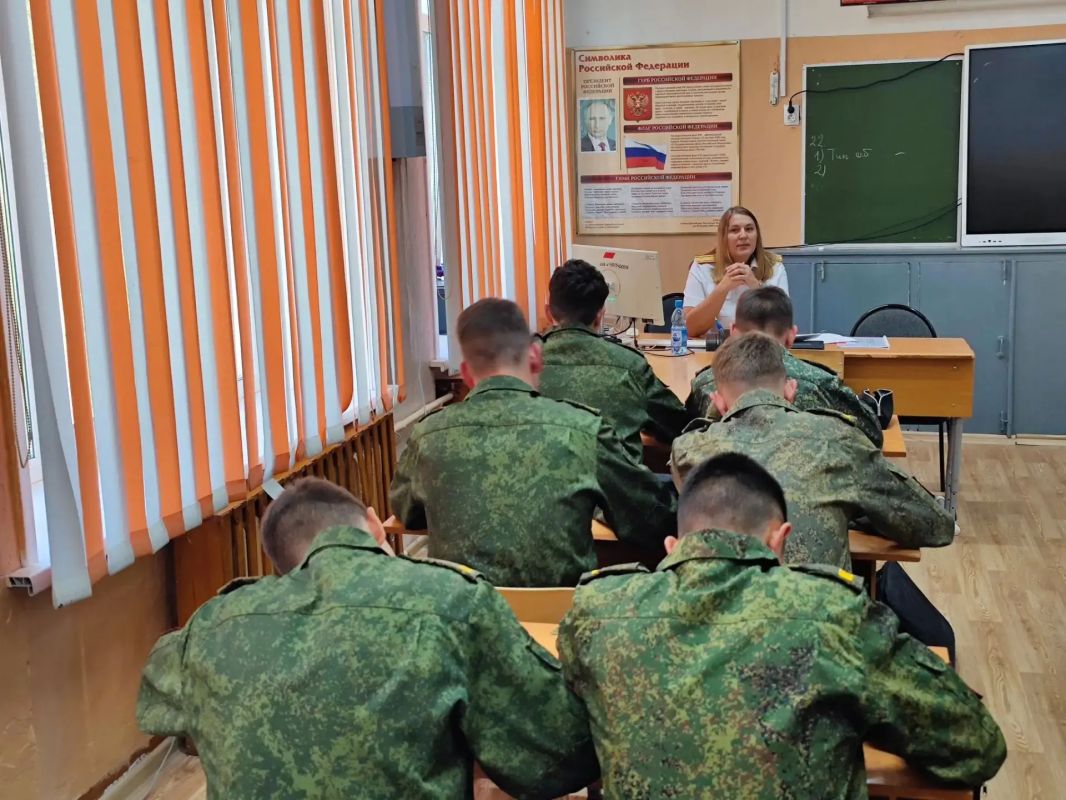 Связь поколений и правовая грамотность: ветеран следствия провела занятие для учащихся профильного кадетского класса Связь поколений и правовая грамотность: ветеран следствия провела занятие для учащихся профильного кадетского класса