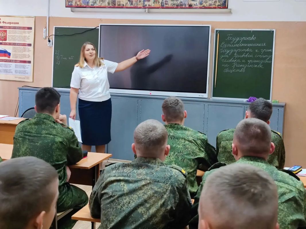 Связь поколений и правовая грамотность: ветеран следствия провела занятие для учащихся профильного кадетского класса Связь поколений и правовая грамотность: ветеран следствия провела занятие для учащихся профильного кадетского класса