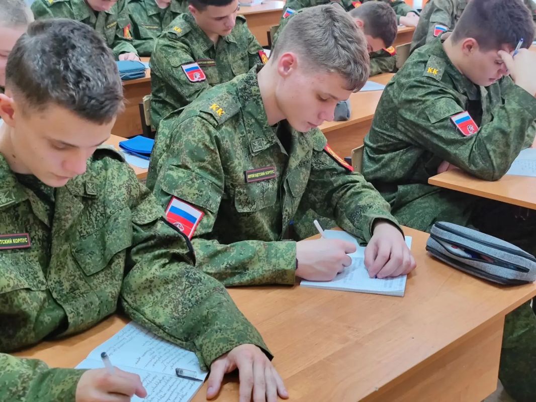 Связь поколений и правовая грамотность: ветеран следствия провела занятие для учащихся профильного кадетского класса Связь поколений и правовая грамотность: ветеран следствия провела занятие для учащихся профильного кадетского класса