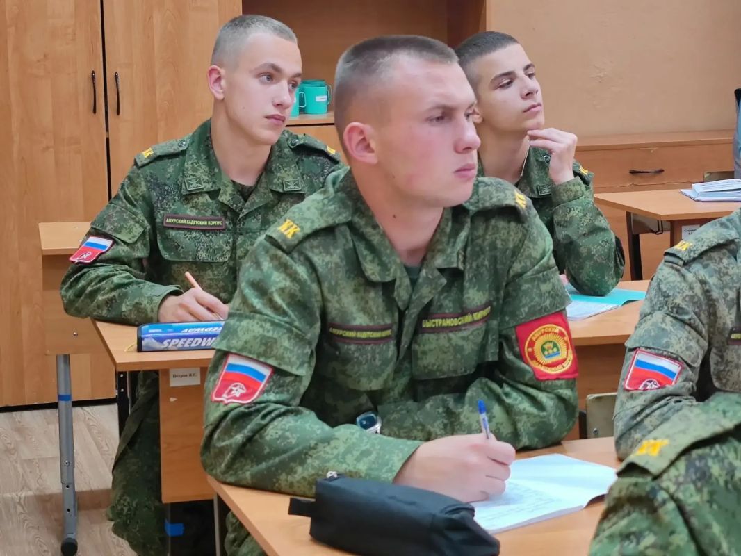 Связь поколений и правовая грамотность: ветеран следствия провела занятие для учащихся профильного кадетского класса Связь поколений и правовая грамотность: ветеран следствия провела занятие для учащихся профильного кадетского класса