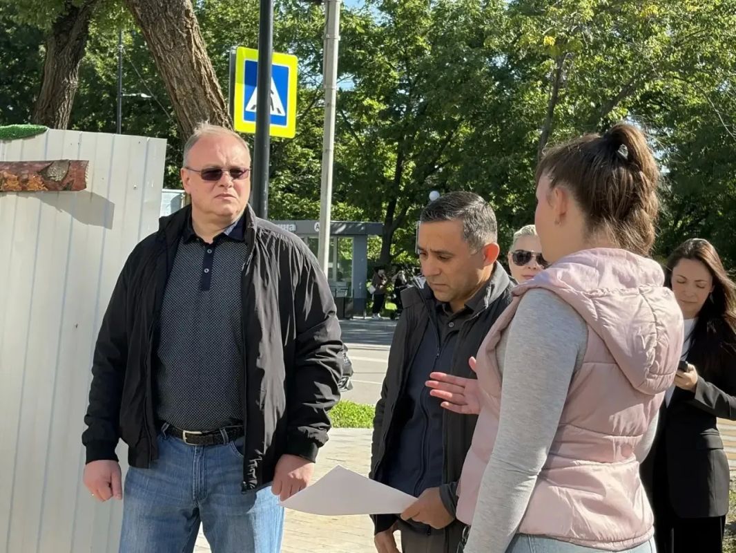Вместе с заместителем председателя Законодательного собрания области Евгением Анатольевичем Тюхаевым проверили, как идет благоустройство сквера на улице 50 лет Октября между Ленина и Зейской Вместе с заместителем председателя Законодательного собрания области Евгением Анатольевичем Тюхаевым проверили, как идет благоустройство сквера на улице 50 лет Октября между Ленина и Зейской