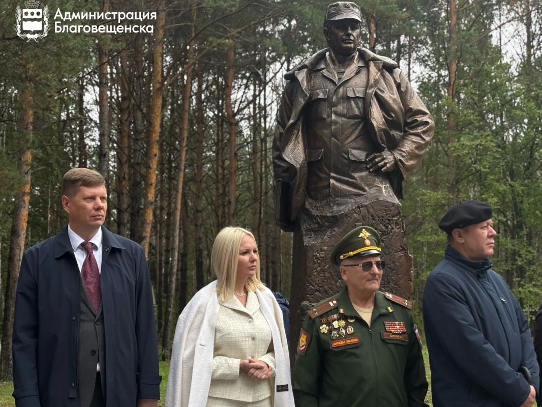 Памятник, мемориальные доски и футбольный турнир: в День танкиста почтили память прославленного выпускника Благовещенского танкового училища Памятник, мемориальные доски и футбольный турнир: в День танкиста почтили память прославленного выпускника Благовещенского танкового училища