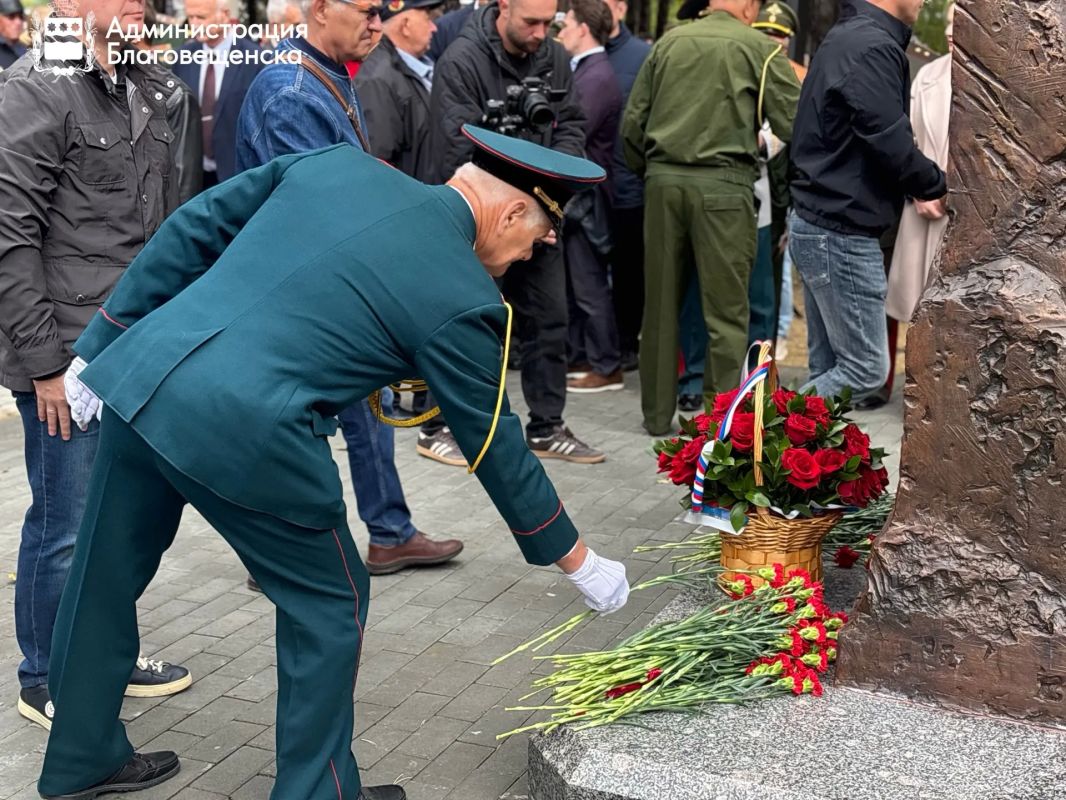 Памятник, мемориальные доски и футбольный турнир: в День танкиста почтили память прославленного выпускника Благовещенского танкового училища Памятник, мемориальные доски и футбольный турнир: в День танкиста почтили память прославленного выпускника Благовещенского танкового училища