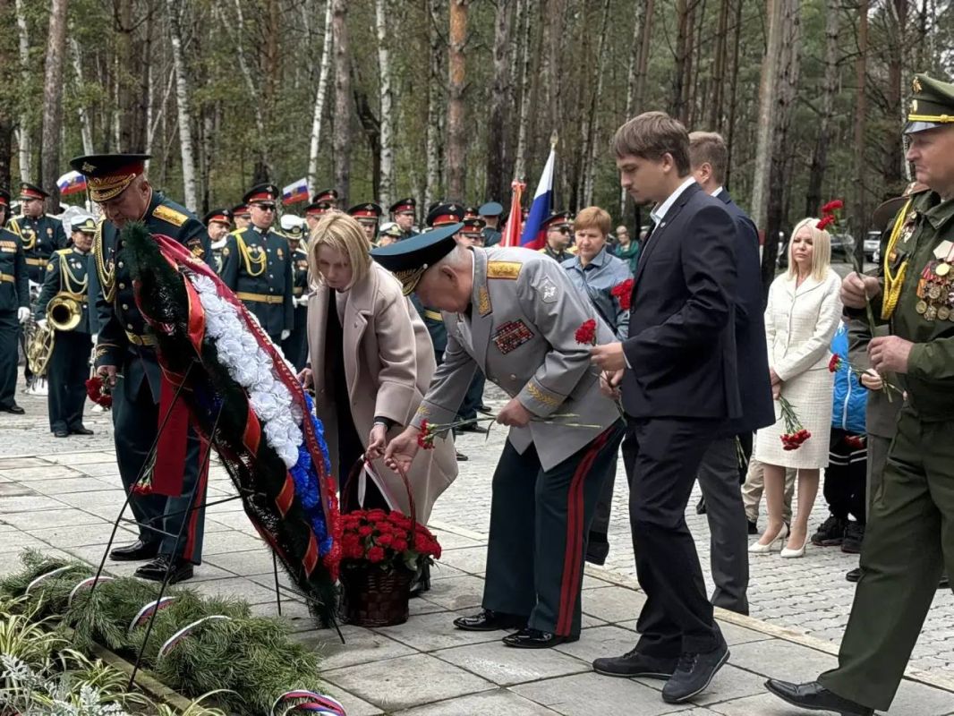 Олег Имамеев: В День танкиста в Моховой Пади мы открыли памятник Герою России, генералу армии Виктору Дубынину Олег Имамеев: В День танкиста в Моховой Пади мы открыли памятник Герою России, генералу армии Виктору Дубынину