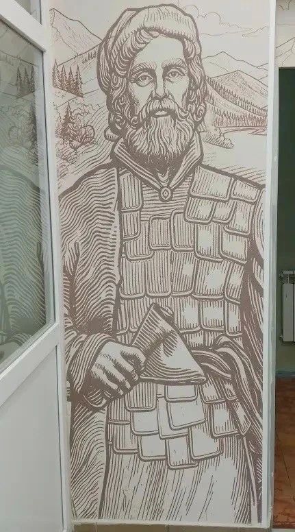 Педагог из Ерофея Павловича украсила стены лицея историческим муралом Педагог из Ерофея Павловича украсила стены лицея историческим муралом