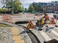 «Глубина — метра два»: на перекрестке в Свободном посреди дороги провалился асфальт