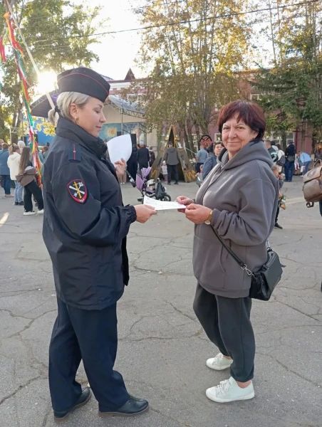 В пгт. Магдагачи полицейские и общественники провели акцию «Предупрежден – значит вооружен!» В пгт. Магдагачи полицейские и общественники провели акцию «Предупрежден – значит вооружен!»