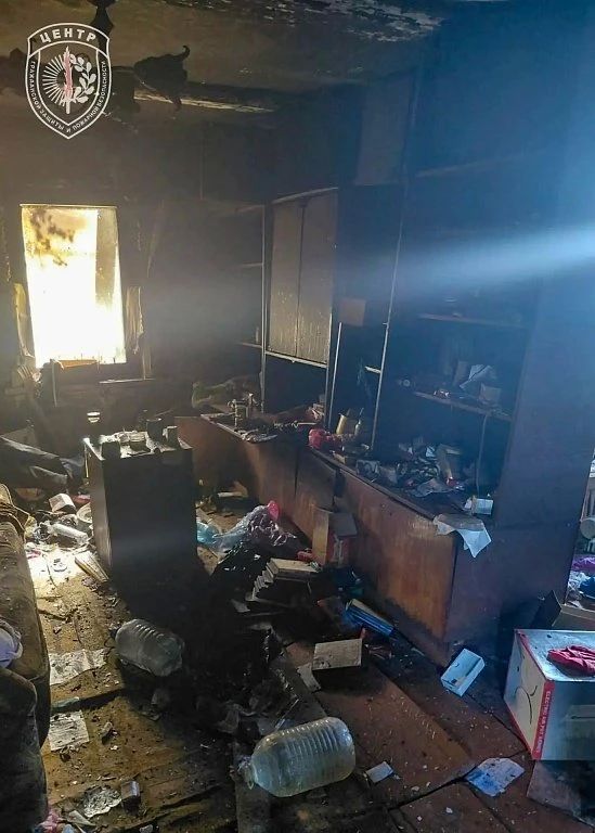 В Магдагачах подъезд горящего дома затянуло дымом — пожарные помогли выбраться жильцам с детьми В Магдагачах подъезд горящего дома затянуло дымом — пожарные помогли выбраться жильцам с детьми