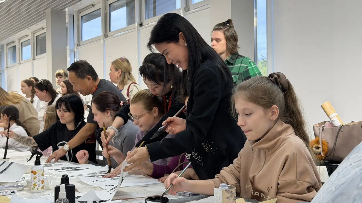 «Язык красоты и гармонии»: в Выставочном зале учились выводить иероглифы «Язык красоты и гармонии»: в Выставочном зале учились выводить иероглифы
