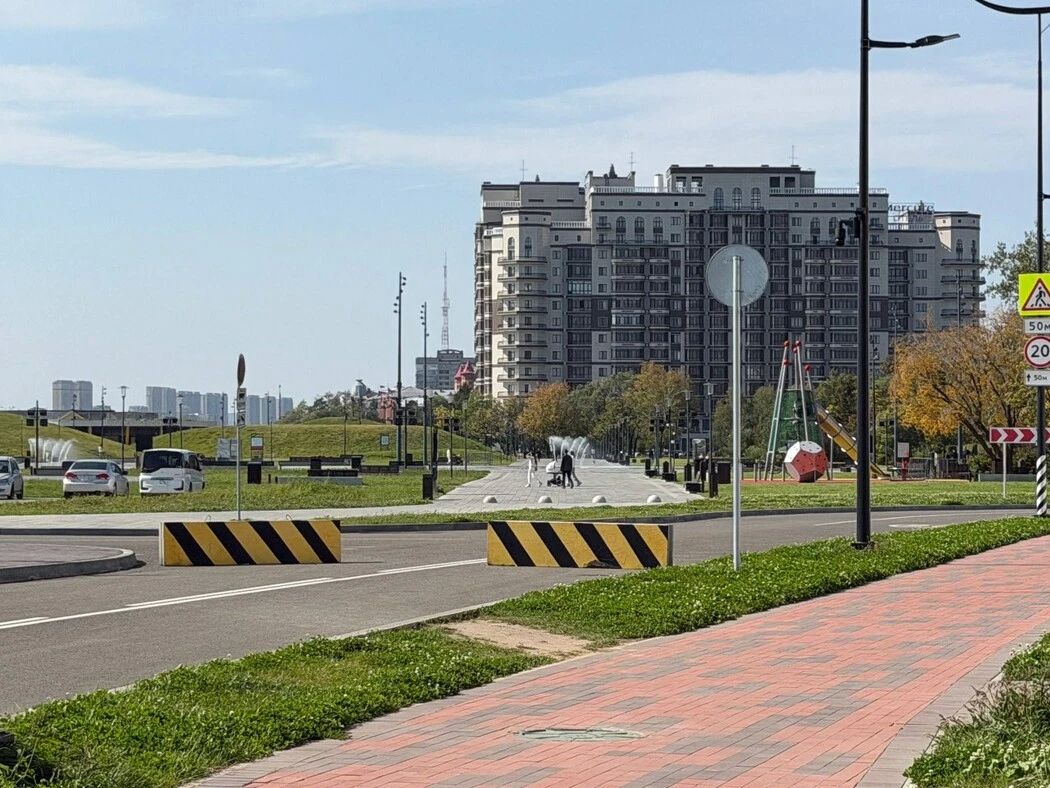 В областном центре, несмотря на вторую половину сентября, до сих пор остается закрытой обновленная улица Краснофлотская В областном центре, несмотря на вторую половину сентября, до сих пор остается закрытой обновленная улица Краснофлотская
