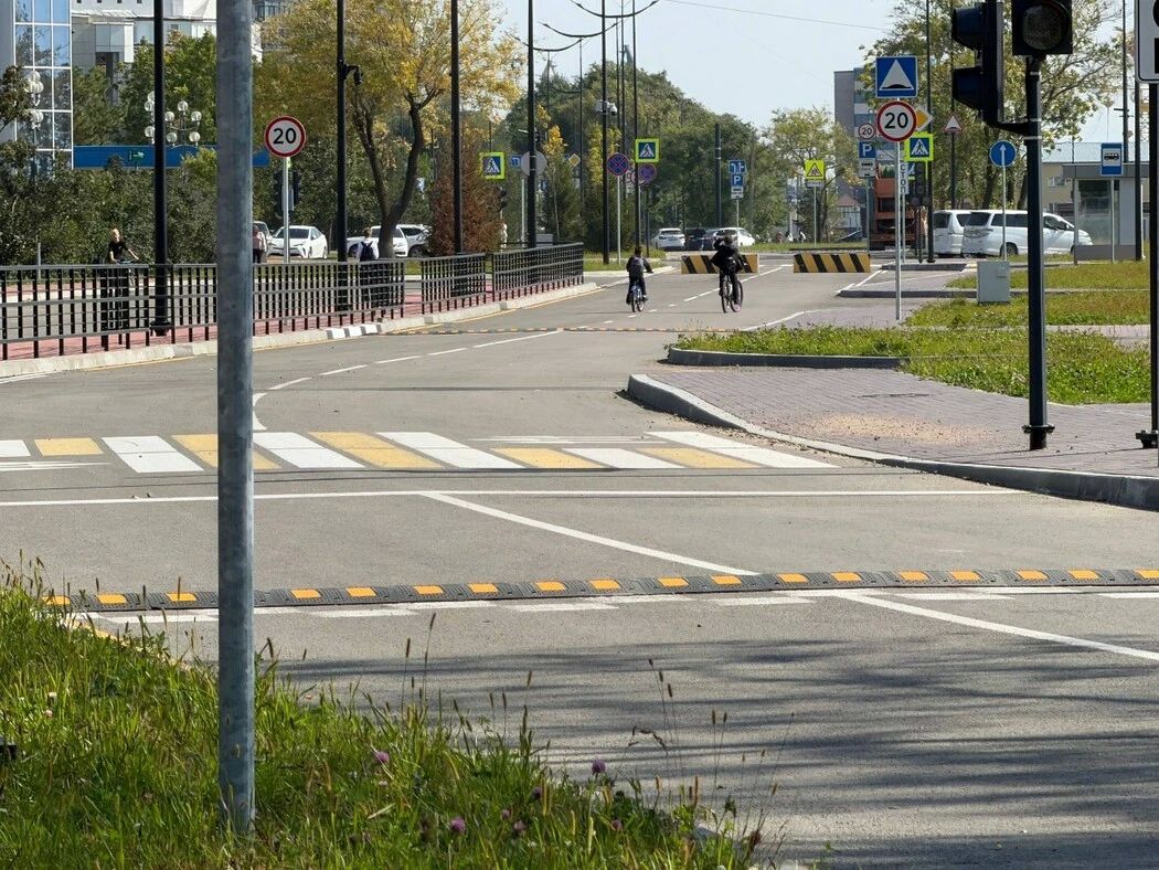 В областном центре, несмотря на вторую половину сентября, до сих пор остается закрытой обновленная улица Краснофлотская В областном центре, несмотря на вторую половину сентября, до сих пор остается закрытой обновленная улица Краснофлотская
