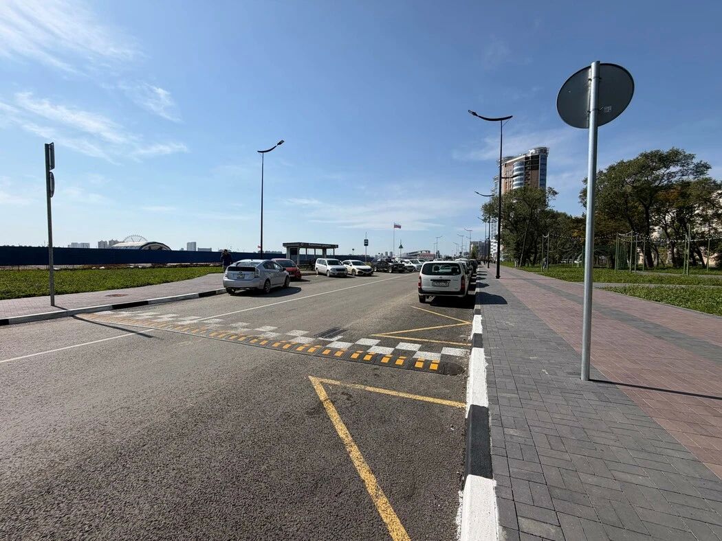 В областном центре, несмотря на вторую половину сентября, до сих пор остается закрытой обновленная улица Краснофлотская В областном центре, несмотря на вторую половину сентября, до сих пор остается закрытой обновленная улица Краснофлотская