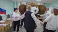 К действительно важным новостям: В завершающий день голосования в избирательной участок в Февральске пришел Чебурашка