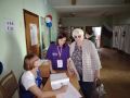 Волонтёры-медики помогают незрячим избирателям на участке в Благовещенске