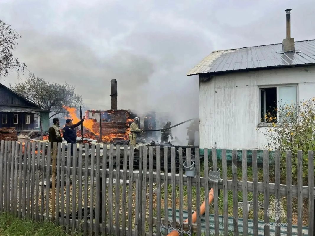 В Свободненском округе огонь охватил постройки, автомобиль и крышу дома В Свободненском округе огонь охватил постройки, автомобиль и крышу дома