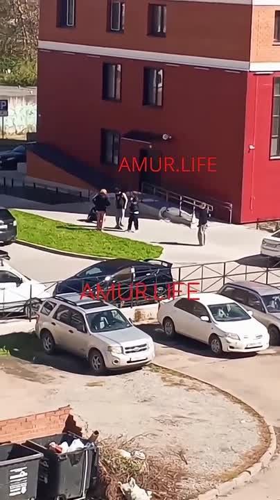«Долбили ногами по лицу и голове»: во дворе дома в Благовещенске жестоко избили подростка
