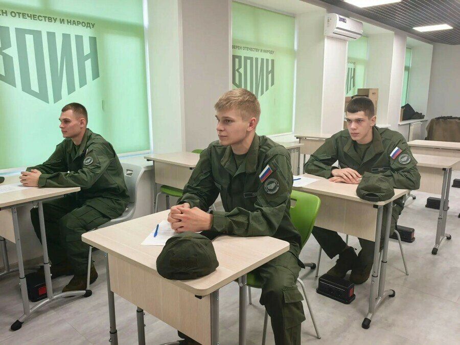 В амурском филиале центра «ВОИН» стартовали занятия: школьников учат метко стрелять и оказывать первую помощь