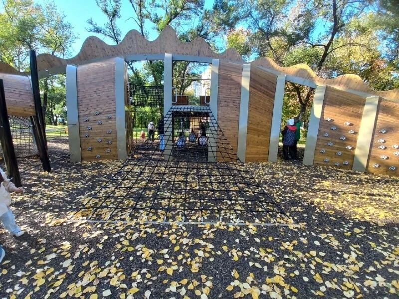 В амурской столице стала доступна для посетителей часть территории «Амурский лес», которую благоустраивают на месте бывшего сквера 40-летия ВЛКСМ, в народе более известного как «Сороконожка» В амурской столице стала доступна для посетителей часть территории «Амурский лес», которую благоустраивают на месте бывшего сквера 40-летия ВЛКСМ, в народе более известного как «Сороконожка»