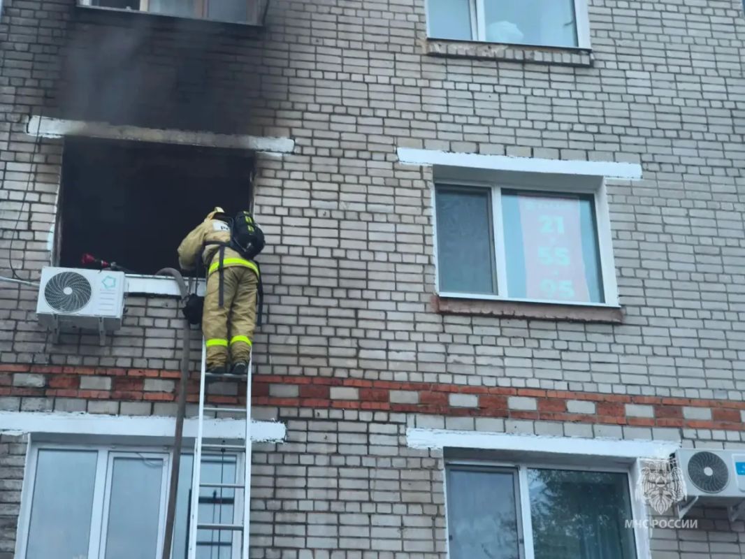 При пожаре в пятиэтажке Благовещенска огнеборцы спасли 10 человек