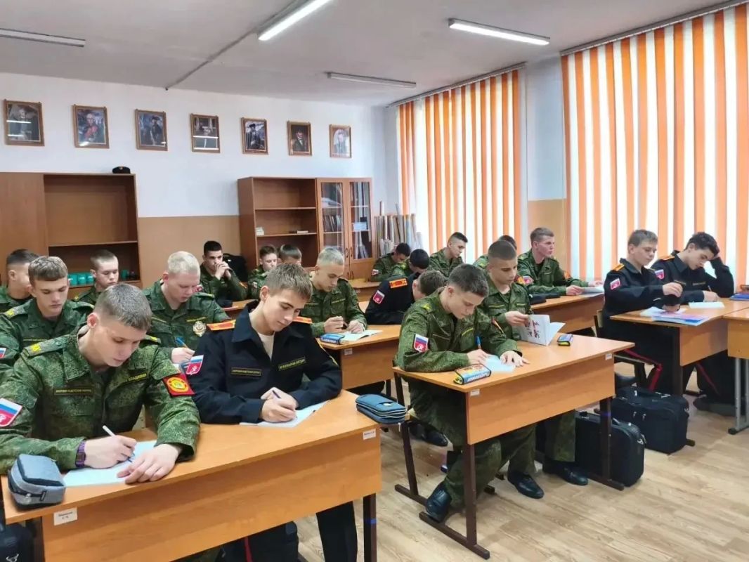 В Амурском кадетском корпусе продолжаются занятия для учащихся профильных классов Следственного комитета В Амурском кадетском корпусе продолжаются занятия для учащихся профильных классов Следственного комитета