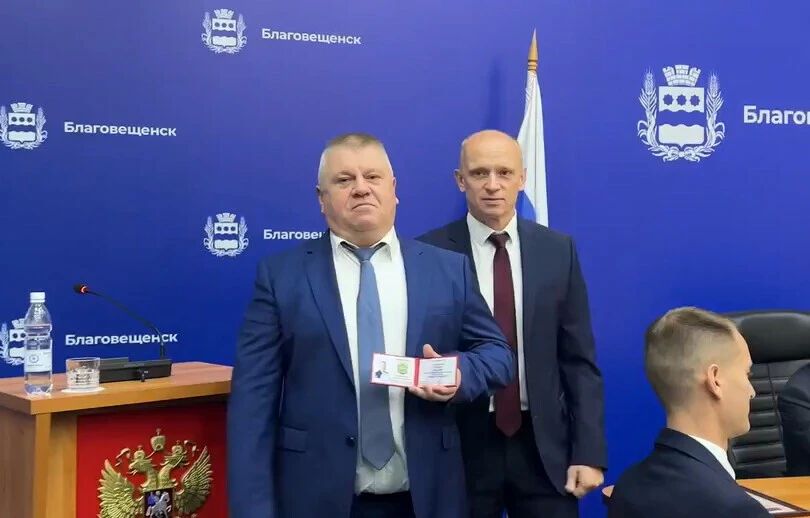 Двое депутатов городской думы Благовещенска – депутат по 30 округу Аркадий Мальцев и депутат по 2 округу, заместитель председателя думы Владимир Семёнов – сложили свои депутатские полномочия