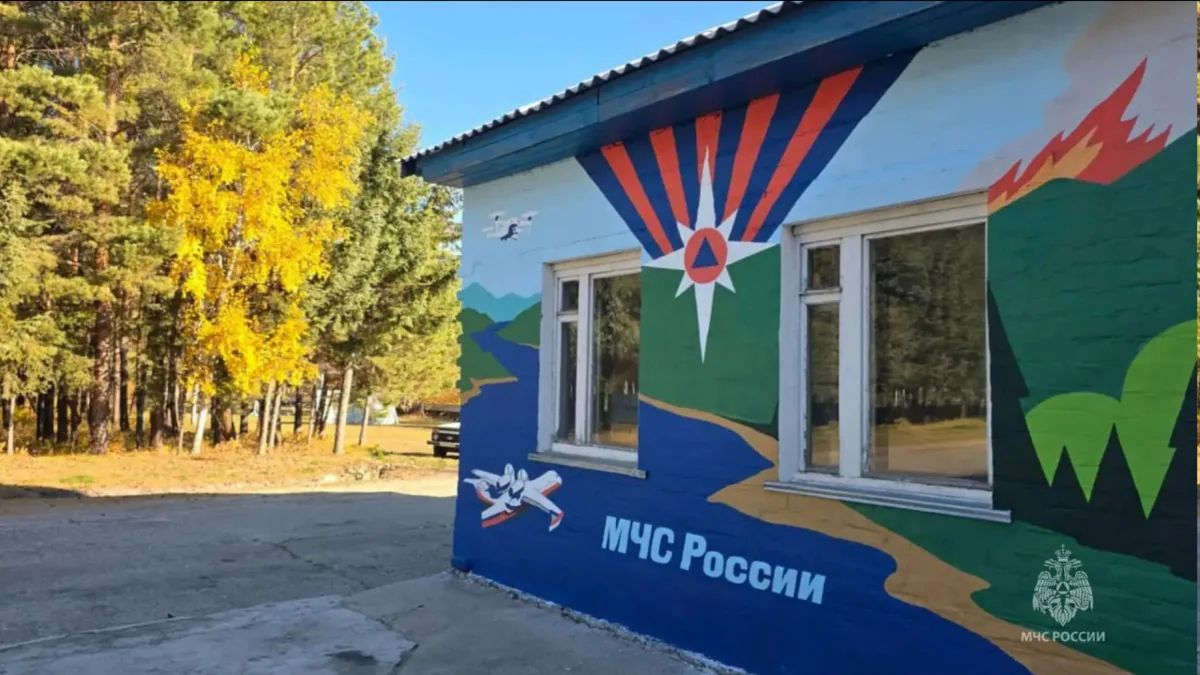 Стена надежды и спасения: в Зее появился мурал пожарным-спасателям Стена надежды и спасения: в Зее появился мурал пожарным-спасателям