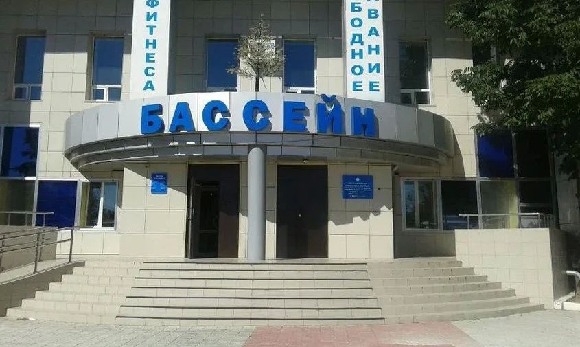 «Ждем под дождем»: родителей пловцов благовещенского бассейна обязали находиться на улице