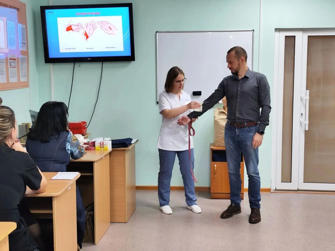 Не просто теория: сотрудники амурского Минобрнауки учились оказывать первую помощь Не просто теория: сотрудники амурского Минобрнауки учились оказывать первую помощь