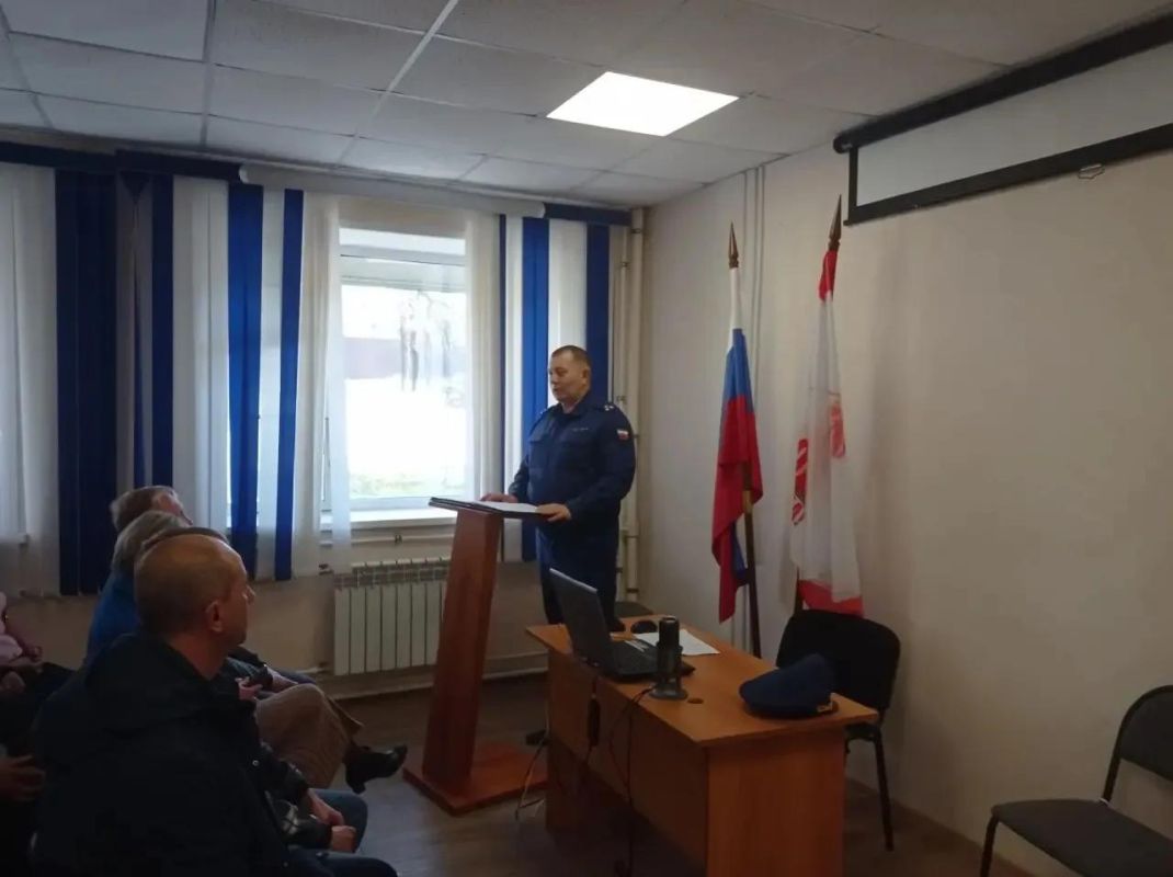 Заместителем прокурора области Александром Трифоновым в рамках рабочего визита в пгт Прогресс проведена встреча с трудовым коллективом одного из предприятий Заместителем прокурора области Александром Трифоновым в рамках рабочего визита в пгт Прогресс проведена встреча с трудовым коллективом одного из предприятий