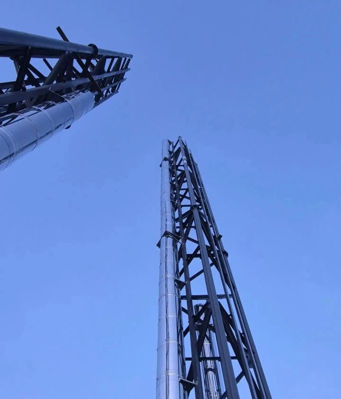 В Благовещенске на строящейся газовой котельной устанавливают дымовые трубы В Благовещенске на строящейся газовой котельной устанавливают дымовые трубы