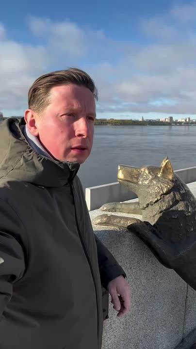 Известный российский актер устроил видеоэкскурсию по Благовещенску и сделал селфи с Чеховым