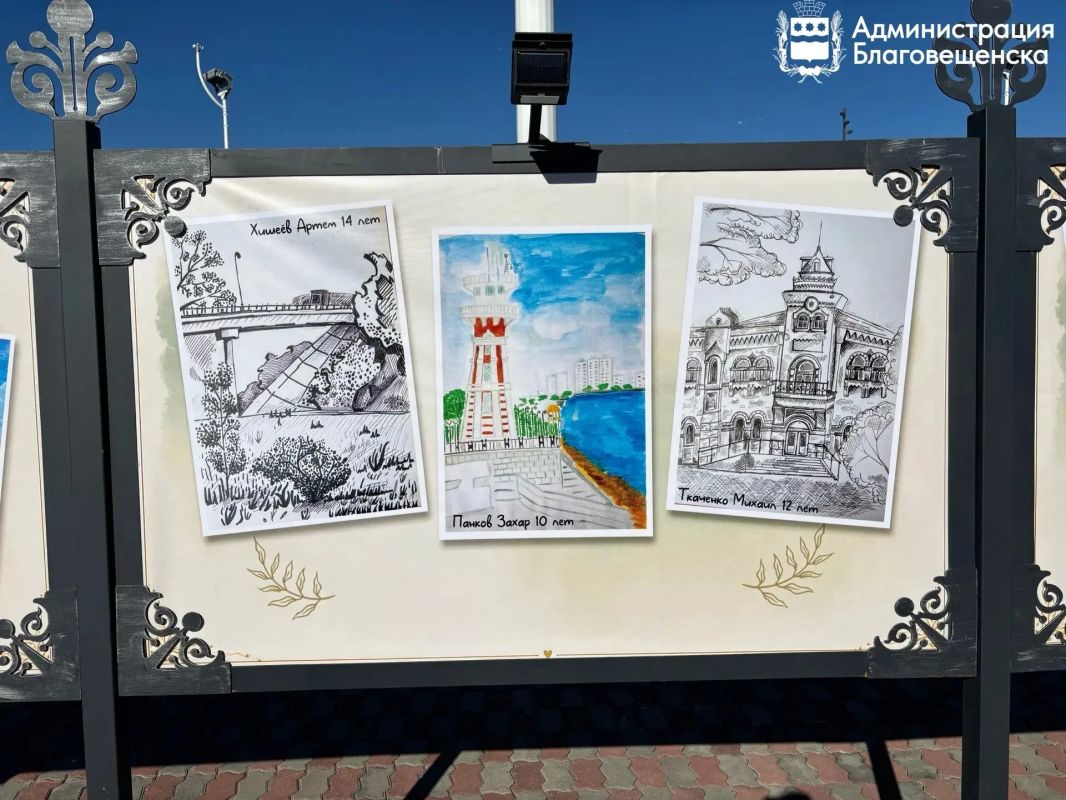 У флагштока в Благовещенске открылась выставка рисунков юных горожан У флагштока в Благовещенске открылась выставка рисунков юных горожан