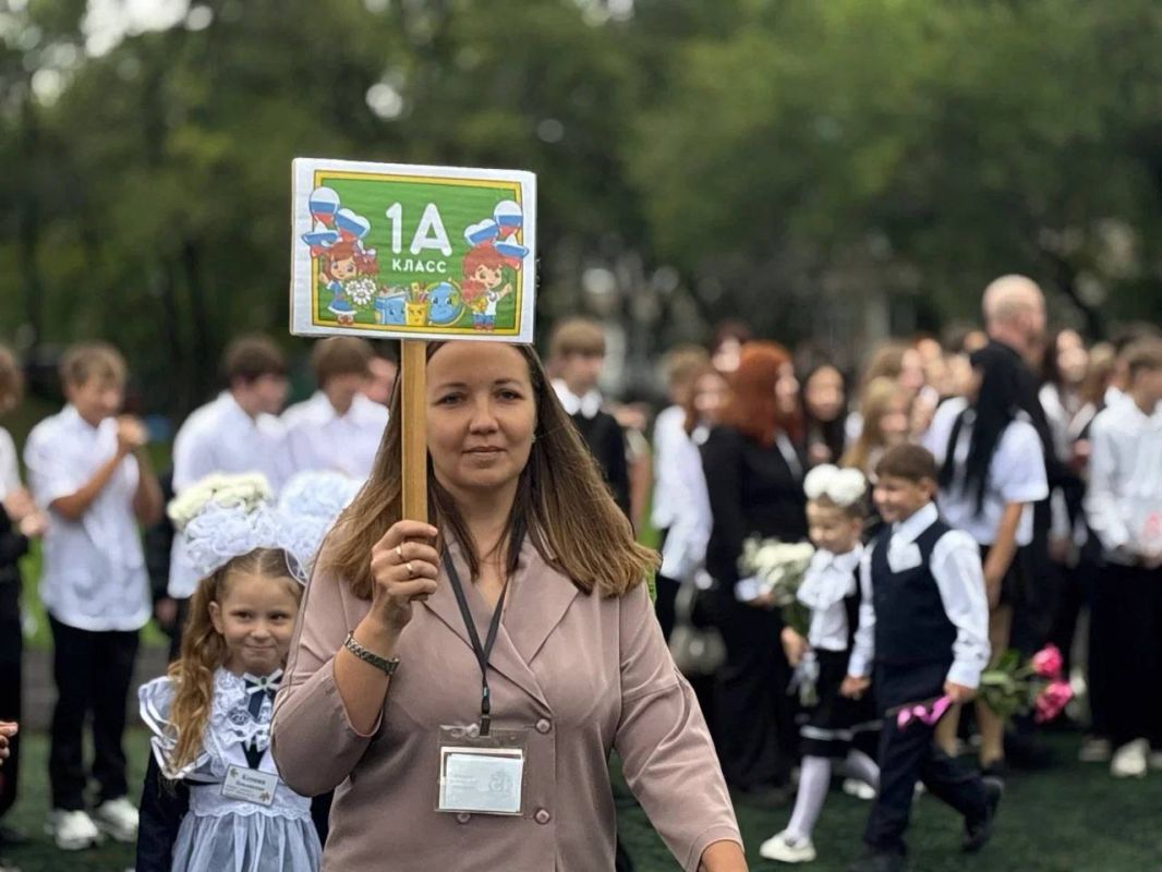 Олег Имамеев: Дорогие педагоги Благовещенска! Поздравляю вас с Днём учителя! Сегодня в школах, детских садах и учреждениях дополнительного образования нашего города трудятся почти две с половиной тысячи педагогов Олег Имамеев: Дорогие педагоги Благовещенска! Поздравляю вас с Днём учителя! Сегодня в школах, детских садах и учреждениях дополнительного образования нашего города трудятся почти две с половиной тысячи педагогов