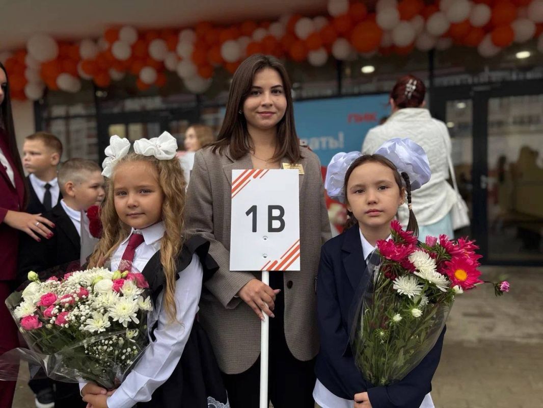 Олег Имамеев: Дорогие педагоги Благовещенска! Поздравляю вас с Днём учителя! Сегодня в школах, детских садах и учреждениях дополнительного образования нашего города трудятся почти две с половиной тысячи педагогов