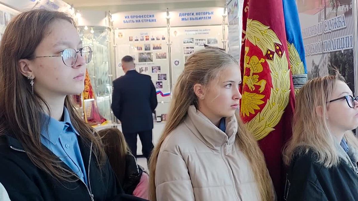 В преддверии дня образования уголовного розыска полицейские рассказали о своей работе школьникам