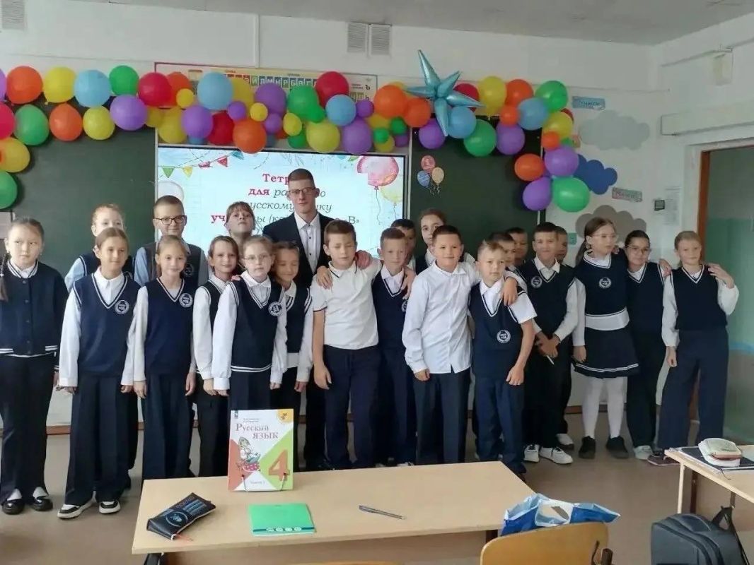 Олег Имамеев: Дорогие педагоги Благовещенска! Поздравляю вас с Днём учителя! Сегодня в школах, детских садах и учреждениях дополнительного образования нашего города трудятся почти две с половиной тысячи педагогов Олег Имамеев: Дорогие педагоги Благовещенска! Поздравляю вас с Днём учителя! Сегодня в школах, детских садах и учреждениях дополнительного образования нашего города трудятся почти две с половиной тысячи педагогов