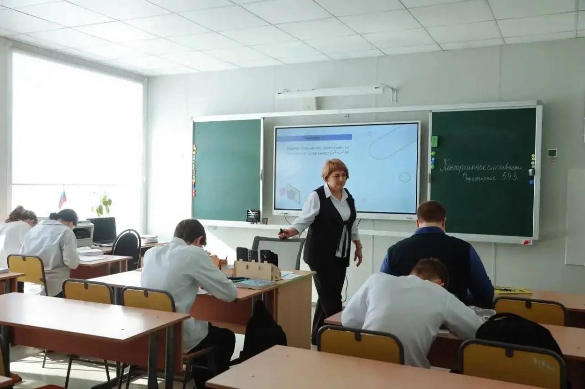 Олег Имамеев: Дорогие педагоги Благовещенска! Поздравляю вас с Днём учителя! Сегодня в школах, детских садах и учреждениях дополнительного образования нашего города трудятся почти две с половиной тысячи педагогов Олег Имамеев: Дорогие педагоги Благовещенска! Поздравляю вас с Днём учителя! Сегодня в школах, детских садах и учреждениях дополнительного образования нашего города трудятся почти две с половиной тысячи педагогов
