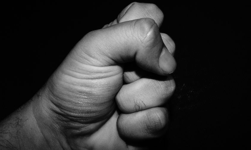 В Константиновском районе 45-летний мужчина оштрафован за нападение на полицейского